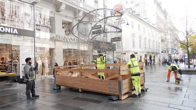 Auch auf der Kärntner Straße werden die Lichtelemente für Weihnachten installiert. | Foto: Andreas Pölzl/MeinBezirk Wien
