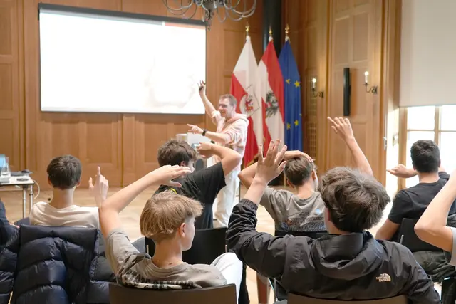 Schüler der Polytechnischen Schule Brixlegg diskutierten gemeinsam mit Experten Relevantes zur sicheren Internetnutzung, Quellenbewertung, Datenschutz und Medienethik. | Foto: Land Tirol/Dominik