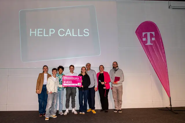 Die Gewinner der "Swift Coding Challenge" in der Kategorie Sekundarstufe I: BG|BRG Purkersdorf 3F mit ihrer App: "Help calls" | Foto: Lukas Arnold