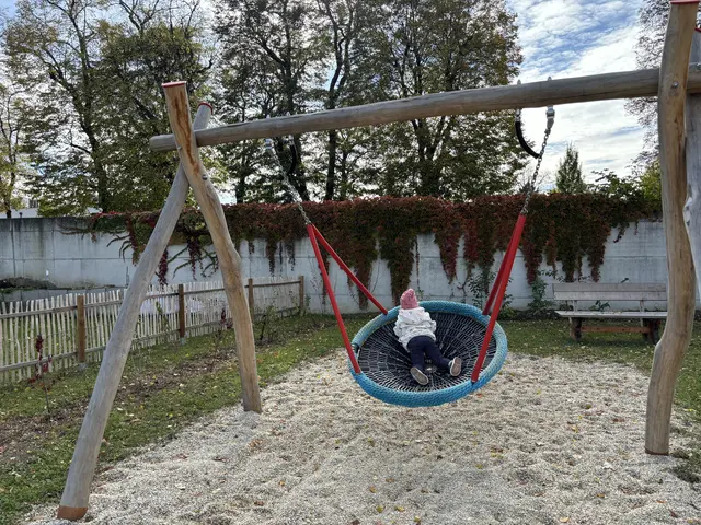 Neben der Klimahecke, der Totholzhecke sowie dem Wildbienenhotel gibt es auch neue Spielgeräte.  | Foto: Barbara Babonitsch-Diewald