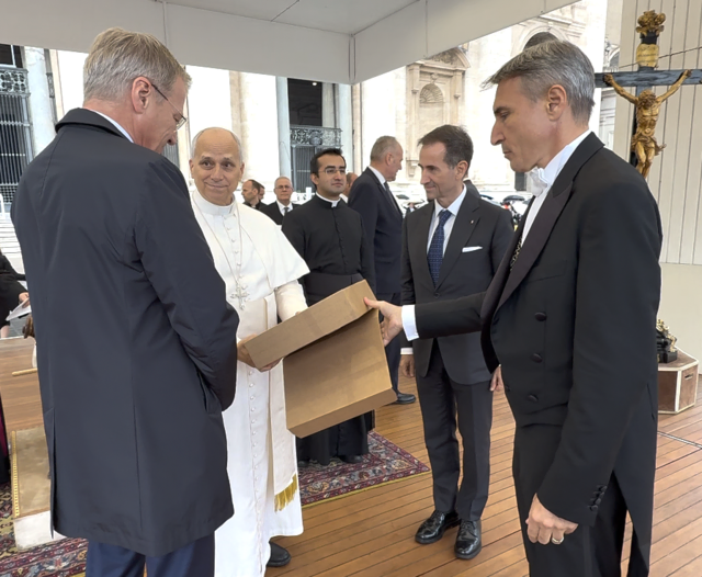 Papst Leo XIV freut sich über die Hinterglasmalerei aus Oberösterreich, die den Heiligen Florian zeigt. | Foto: Land OÖ/Mayrhofer