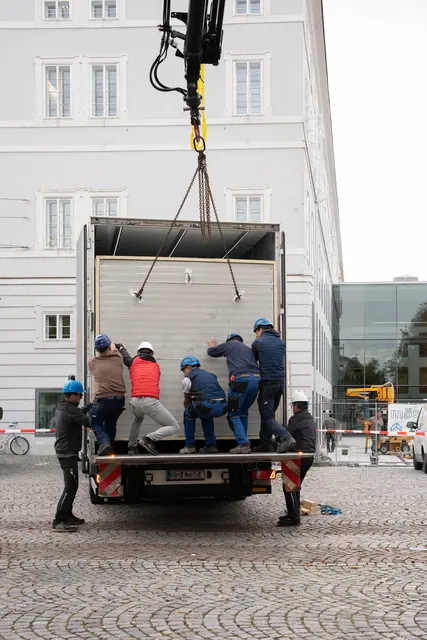 Das Salzburg-Panorama von Johann Michael Sattler wurde an seinen neuen Ausstellungsstandort im Mirabellgarten transportiert.  | Foto: Salzburg Museum/Rigaud