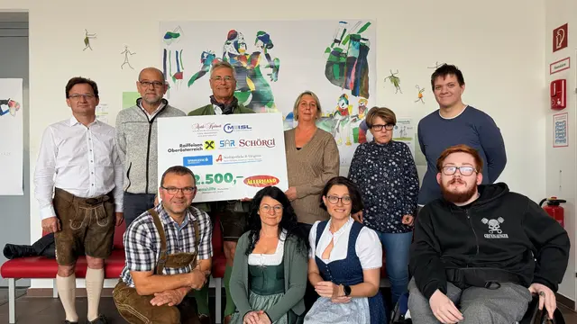 Spendenübergabe der Musiker um Georg Hinterdorfer und Thomas Huemer an die stellvertretende Werkstätten-Leiterin Silke Koch. | Foto: Lebenshilfe OÖ