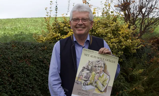 Autor Karl Hackl mit dem Plakat, das die Präsentation seines neuen Buches am 16. November im Lebensquell Bad Zell ankündigt. | Foto: MeinBezirk/Roland Wolf