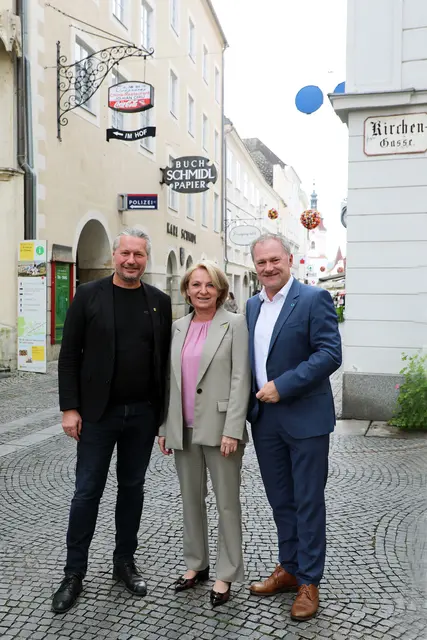 Freuen sich, dass Krems eine Primärversorgungseinheit bekommt, v.li.n.re.: Bürgermeister Peter Molnar, Vizebürgermeisterin und Sozialstadträtin Eva Hollerer sowie ÖGK-Landesstellenleiter-Stellvertreter Günter Steindl | Foto: Stadt Krems
