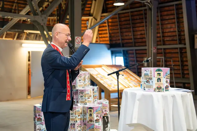 Dompfarrer Toni Faber segnete am Dachboden des Stephansdoms den Staud`s Adventkalender. | Foto: Valentina Marinelić/MeinBezirk
