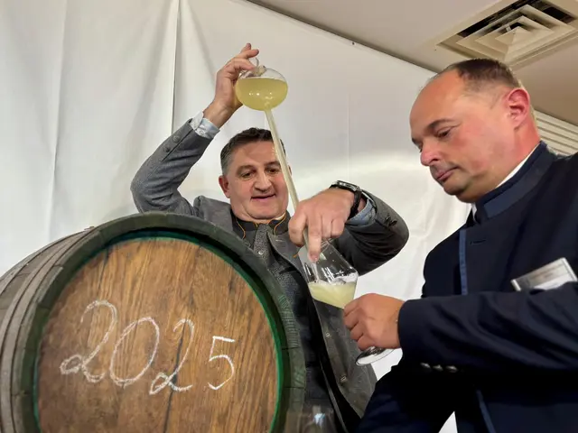 Leopold Wurst kredenzte seinen "Staubigen" direkt aus dem Fass. | Foto: Markus Kahrer