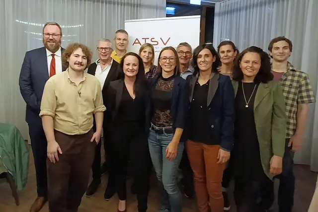 v.li.: LAbg Mag. Tobias Höglinger, Vizepräsident ASKÖ Oberösterreich Bezirk Linz Land Umgebung mit dem neuen Vorstand:
Witold Dobersberger (Sektionsleiter Judo/Finanzprüfer Stv.), Hanspeter Lechner (Social Media), Ronald Freudenthaler (Finanzprüfer), Sophie Ströbitzer (Finanzreferentin), Daniela Stöffelbauer (Schriftführerin), Claudia Longin (Obfrau), Wolfgang Oberbramberger (Zeugwart), Bianca Oberbramberger (1. Obfrau Stellvertreterin), Frühwirth Beate Schriftführerin Stv./Sektionsleiterin Turnen Stv.), Verena Fröschl (Sektionsleiterin Turnen/2. Obfrau Stv.),
Lukas Stipani (Sektionsleiter Judo Stv.)
Nicht am Foto: Bettina Brandner (Finazreferentin Stv.), Bianca Gubi (Marketing), Nik Veronik (Zeugwart Stv.), Michael Dannerbauer (Sektionsleiter Volleyball), Alexandra Benea (Sektionsleiter Volleyball Stv.)