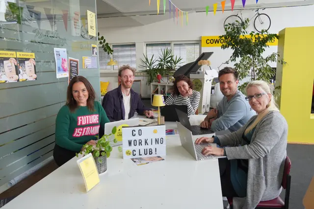 Romy Sigl (links) mit einigen Mitgliedern bei einem Meeting im Coworking-Space in Salzburg-Itzling. | Foto: Emanuel Hasenauer
