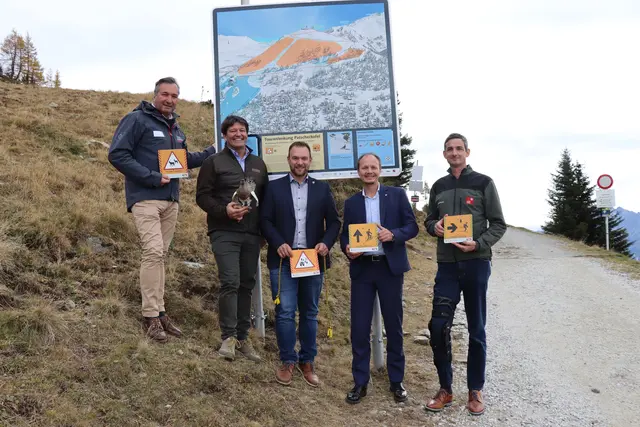 Die Projekträger vor der Panoramatafel (v.l.n.r.) Adrian Egger (Patscherkofelbahn), Hannes Flir (Projekkoordinator), Markus Peer (Obmann Vitalregion), Hannes Anzengruber (Bürgermeister Stadt Innsbruck), Klaus Pietersteiner (Land Tirol, Programmleiter Bergwelt Tirol | Foto: Kendlbacher