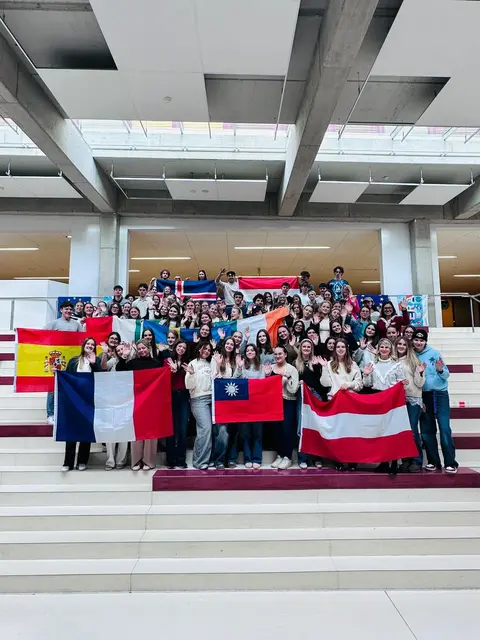 Bei den Erasmus+ Days 2025 unter dem Motto „Connecting Cultures – Building Futures“ zeigten die Schüler eindrucksvoll, wie bunt und vielfältig Europa ist | Foto: HLW St. Veit International