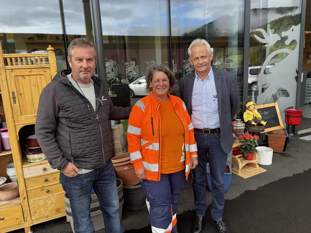 Betriebsleiter Fritz Reisinger, Mitarbeiterin Alexandra Taberhofer und Abfallberater Helmut Prade vor dem Ressourcenpark Hönigsberg.  | Foto: MeinBezirk/Angelina Koidl