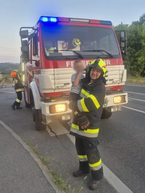 Einmal hochheben für das Erinnerungsfoto bei einem Einsatz der Freiwilligen Feuerwehr Preding. | Foto: FF Preding