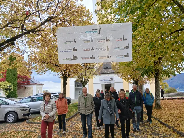 Bei der Wallfahrt der neuen gemeinsamen Pfarre Attersee wurden die neuen Logos der einzelnen Teilgemeinden präsentiert. | Foto: Pfarre Attersee/Himmelbauer