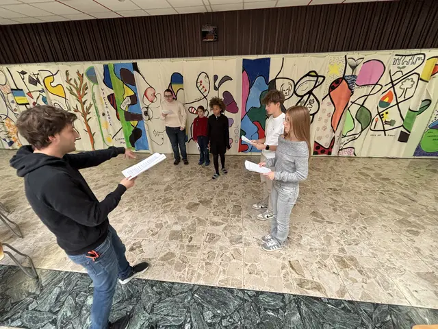 Jeden Montag- und Freitagnachmittag wird in der Aula für die Theateraufführungen im Jänner geprobt.  | Foto: MeinBezirk/Angelina Koidl