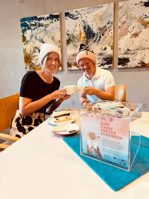 Mit der Aktion "Eine Tasse Freude schenken" können Cafés in den Bezirken Kufstein & Kitzbühel Menschen mit geringem Einkommen kleine Momente der Wärme ermöglichen. | Foto: Freiwilligenzentrum KitzbuehlerAlpen
