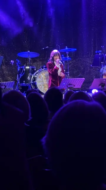 Miriam Bichler beim Auftritt am Tauern. Nach eineinhalb Jahren endete am 7. März 2025 das Projekt "Beatlemania entan Tauan" der "Lungau Pop Factory" im Gast des Hauses in Obertauern vor begeistertem Publikum. | Foto: pjw