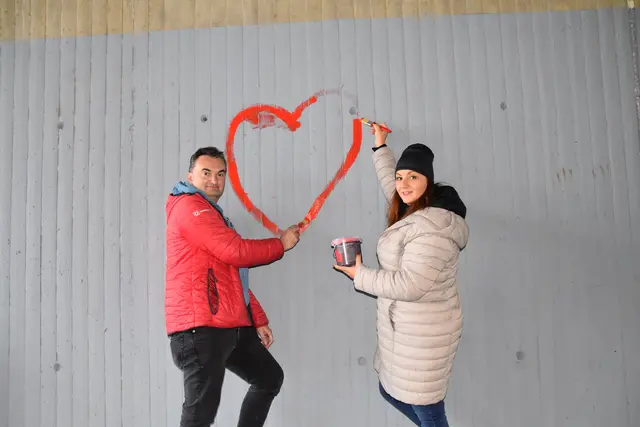 Ein "Gemeinschaftsherz" gestalteten MeinBezirk Redakteur Michael Strini und Romapastoral-Leiterin Manuela Horvath. | Foto: Michael Strini