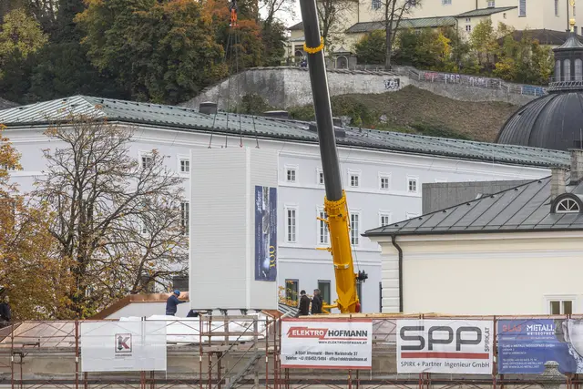 Das Salzburg-Panorama von Johann Michael Sattler wurde an seinen neuen Ausstellungsstandort im Mirabellgarten transportiert.  | Foto: Salzburg Museum/Wildbild/Rohrer