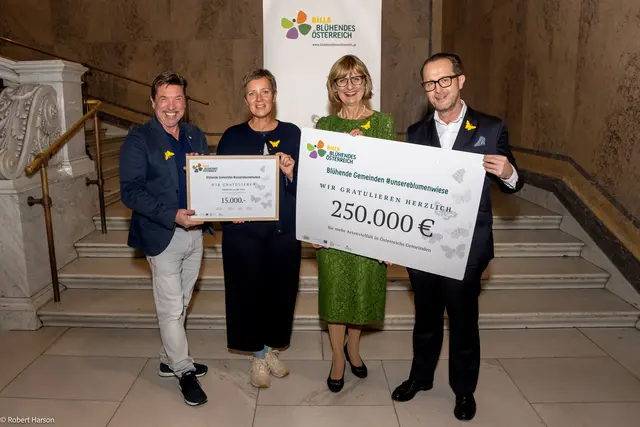 Umwelt-Stadträtin Gudrun Schindler-Rainbauer (2.v.l.) und Stadtgärtner Jan Fabian (l.) übernahmen den Förderscheck in der Höhe von 15.000 Euro von den Verantwortlichen der BILLA-Stiftung „Blühendes
Österreich“, BILLA-Vorstand Robert Nagele (r.) und Maria Patek, Bundesministerin a.D. und Vorständin von Blühendes Österreich (2.v.r.). | Foto: Robert Harson