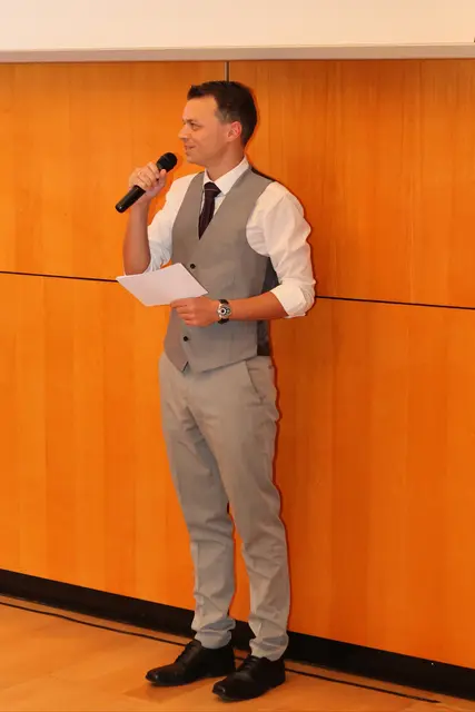 Stefan Ribitsch führt souverän durch den Abend | Foto: Boris Novak