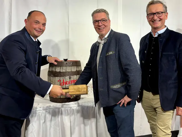 Beim "Festakt" gab es einen Bieranstich mit "Schremser Bier". | Foto: Markus Kahrer