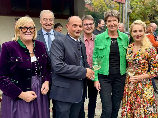 Neben weiteren, wichtigen Gästen aus Politik und Wirtschaft mischte sich auch Abgeordnete Diesner-Wais unter die Festgäste. | Foto: Markus Kahrer