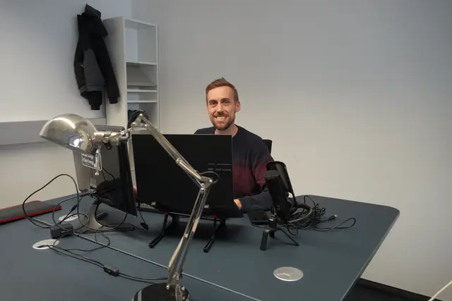 Ben Korbach der Gründer der „AI Impact Company" aus Bergheim arbeitet mit viel Freude im Coworking-Space in Salzburg. | Foto: Emanuel Hasenauer