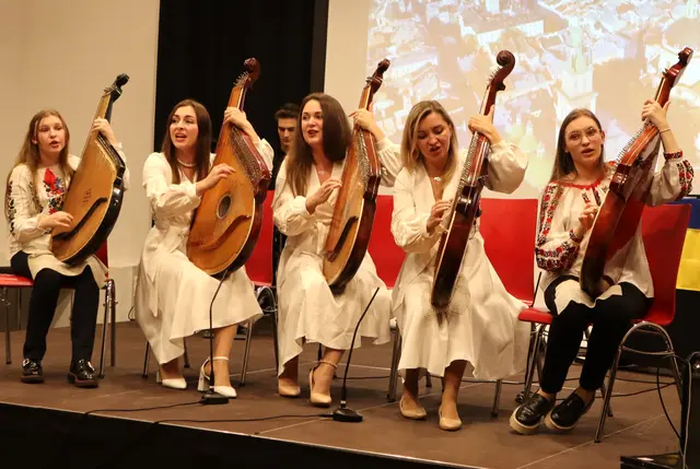 Gleich fünf Bandura-Solistinnen auf der Bühne | Foto: Gerhard Langmann