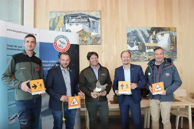 Die Projekträger mit Hinweisschildern und Schutzgütern: (v.l.n.r.) Klaus Pietersteiner (Land Tirol,
Programmleiter Bergwelt Tirol), Bgm. Markus Peer (Obmann Vitalregion), Hannes Flir (Projektkoordinator), Bgm. Hannes Anzengruber und Adrian Egger (GF Patscherkofelbahn) | Foto: Kendlbacher
