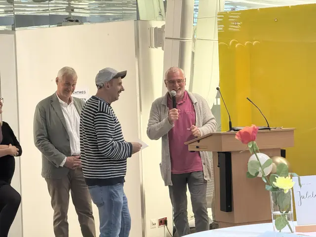 Ein Zeichen der Anerkennung: essstart-Leiter Alexander Beer überreichte seinen MitarbeiterInnen und Mitarbeitern kleine Geschenke als Dank für ihren täglichen Einsatz und Engagement. | Foto: Melis Sahin