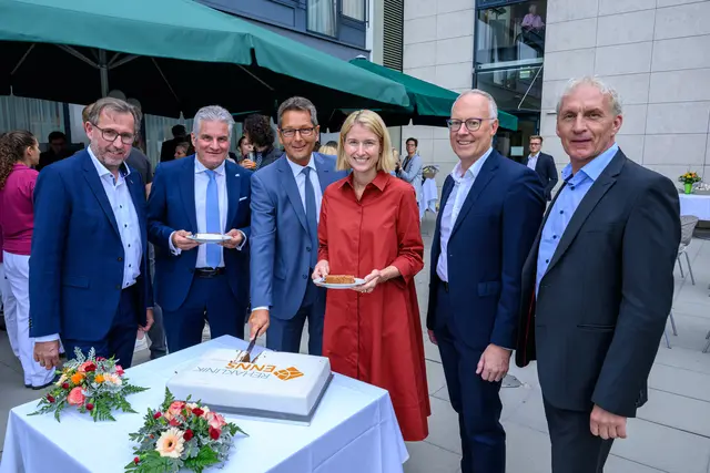 Von links: Bürgermeister Christian Deleja-Hotko Karl Lehner (GF OÖG), Bernhard Holzer (GF Rehaklinik Enns), LH-Stv.in Christine Haberlander, Christian Breitfuß (CEO VAMED care Österreich) und Gerald Schaflechner (Verwaltungsleiter Rehaklinik Enns). | Foto: Rehaklinik Enns/Fotokerschi