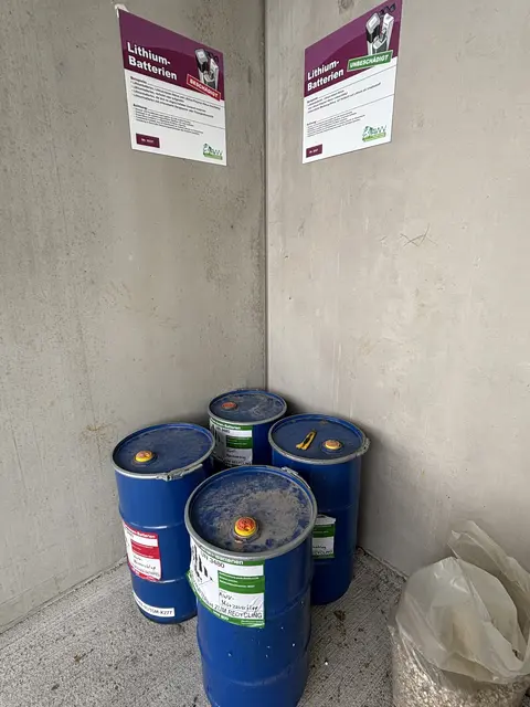 Lithium-Batterien, beschädigt oder unbeschädigt, werden in eigenen Behältnissen im Freien deponiert.  | Foto: MeinBezirk/Angelina Koidl