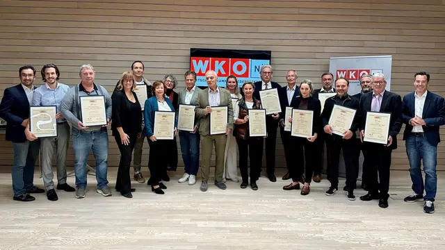 Die Außenstelle der WKNÖ in Purkersdorf feierte die Firmenjubiläen der lokalen Unternehmen
v.l.: WKNÖ-Außenstellenleiter Ramazan Serttas, Jürgen Sykora, Erwin Hoffmann, FiW Bezirksvorsitzende Astrid Wessely, Reinhard Eggner, Michaela Kellner, Andrea Khom, Gerhard Höllinger, Felix Speiss, Claudia Wittmann, Edith Matuschek, Georg Hof, Martin Hueber, Katharina Wocelka, Andreas Ecker, Jürgen Lentsch, Thomas Leitgeb, Laszlo Christoph Földi, WKNÖ-Außenstellenobmann Andreas Kirnberger | Foto: Ingrid Spalt