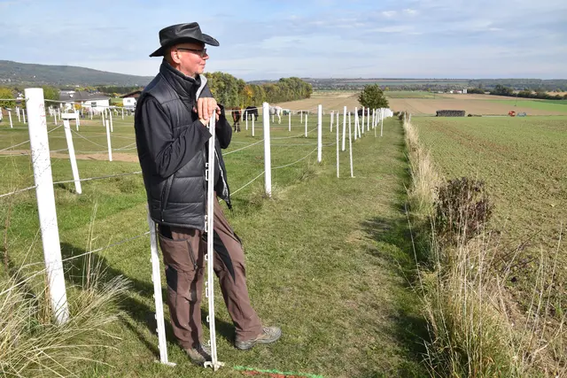 Dietmar Lindau ist sich seit einiger Zeit sicher, die Stelle für das Massengrab entdeckt zu haben. Von der markierten Stelle blickt er erwartungsvoll auf die Grabungsstelle - die Dienstag noch einige Metern entfernt war. | Foto: Michael Strini