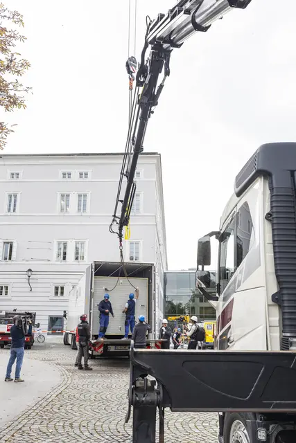 Das Salzburg-Panorama von Johann Michael Sattler wurde an seinen neuen Ausstellungsstandort im Mirabellgarten transportiert.  | Foto: Salzburg Museum/Wildbild/Rohrer