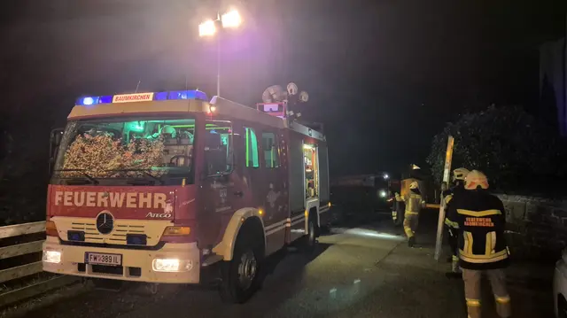 Am Freitagabend stürzte ein 67-Jähriger in Baumkirchen in der Fallbachstraße in einen Bach. Bekannte des Mannes entdeckten den Mann und verständigten die Einsatzkräfte. | Foto: ZOOM.Tirol
