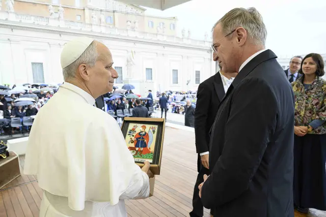 Papst Leo XIV freut sich über die Hinterglasmalerei aus Oberösterreich, die den oö. Landespatron, den Hl. Florian zeigt. | Foto: Vatican Media