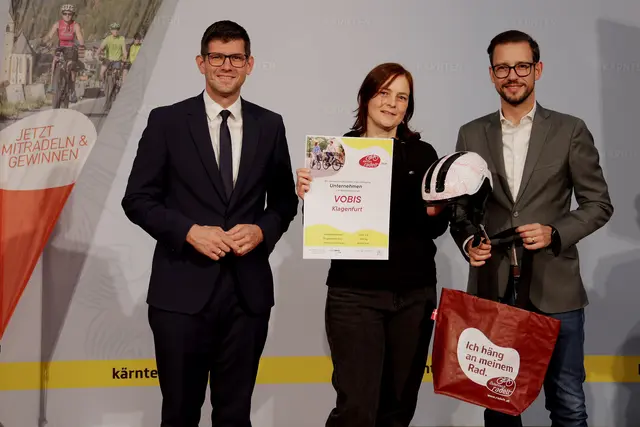 LH-Stv. Martin Gruber, Gerda Magnet (VOBIS - Verein f offene Begegnun u Integration durch Sprache), LR Sebastian Schuschnig
 | Foto: LPD Kärnten/Wajand