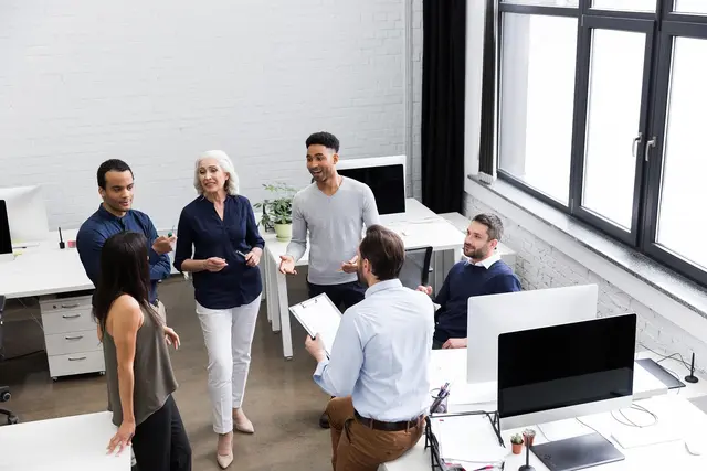 Jung, alt, Mann, Frau: Es ist längst erwiesen, dass diverse (unterschiedliche) Teams besser arbeiten.  | Foto: pixabay/fahribaabdullah14
