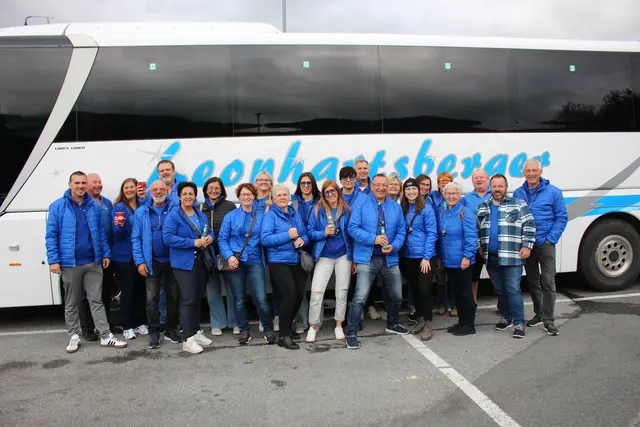 Der erste Stopp führte die Truppe zum Käsestollen in Arzberg, wo die Reisenden viele verschiedene Sorten probieren konnten.  | Foto: Heidi Holzinger
