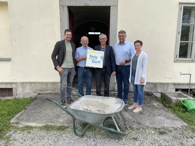 Von links: Bgm. Roman Kosta (Gemeinde St. Pantaleon-Erla), Wolfgang Divinzenz (Dorferneuerungsobmann-Stellvertreter), Harald Schwediauer (Dorferneuerungsobmann), LAbg. Bgm. Lukas Michlmayr (Stadtgemeinde Haag) und Regionalberaterin Sarah Kühr (Dorf- und Stadterneuerung) | Foto: Gemeinde St. Pantaleon-Erla