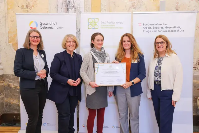 Die beiden Diätologinnen des Salzburger Krankenhauses der Barmherzigen Brüder, Julia Radauer (2. v.r.) und Claudia Gründinger (3. v.r.), waren maßgeblich an der Konzeptentwicklung beteiligt. Sie nahmen den Best Practice Award „Klimafreundliche Gesundheitseinrichtungen“ 2025 in Wien entgegen. | Foto: Gesundheit Österreich GmbH/Monika Fellner