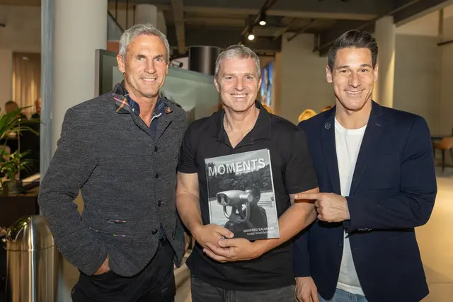 Die beiden Fußballstars Michael Konsel (li) und Helge Payer (re) sind langjährige Freunde Baumanns.  | Foto: René Brunhölzl/MeinBezirk