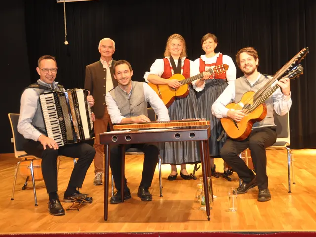 Die Leukentaler Stubenmusik (Martin Hechenblaikner, Wolfgang Schipflinger, Maximilian Hechenblaikner), Sprecher Rudi Krausse und die Huber-Dirndln beim Volksmusikabend in Kirchdorf 