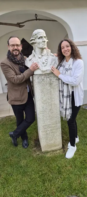 Der künstlerische Leiter Michael Linsbauer mit der Sopranistin Chelsea Marilyn Zurflüh bei der Büste von Joseph Haydn. | Foto: Serenadenkonzerte NÖ