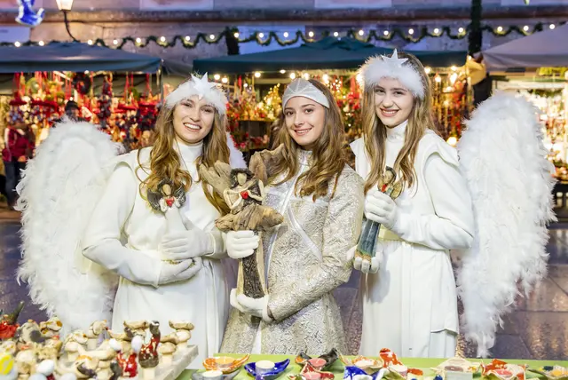 Gesucht sind auch heuer weider offene, kommunikative junge Frauen, die Freude daran haben, Geschichten zu erzählen, Kinder zu verzaubern und mit Besucherinnen und Besuchern aus aller Welt ins Gespräch zu kommen. Im Bild: Engerl Sophie-Marie Rieder, Christkind Anna Huber sowie Engerl Lilian Egger am Salzburger Christkindlmarkt im Jahr 2019. | Foto: Christkindlmarkt Salzburg/Neumayr