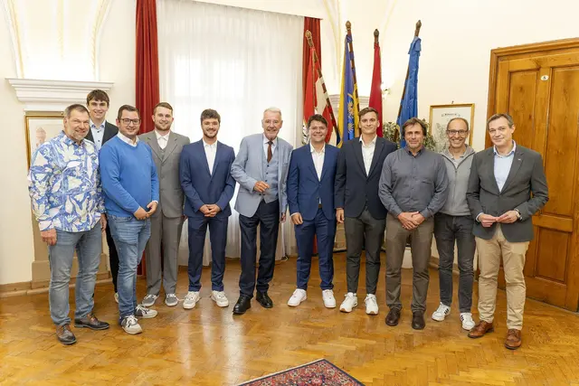 Bürgermeister Klaus Schneeberger (ÖVP), Sportstadtrat Philipp Gerstenmayer (FPÖ) und Stadtrat Philipp Gruber (ÖVP) mit den Herren des UTC BH Wiener Neustadt. | Foto: Stadt Wiener Neustadt/Weller