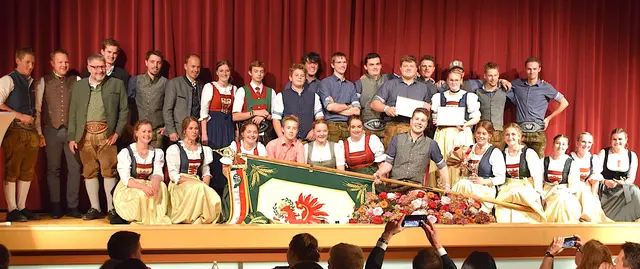 Nach einem arbeitsreichen Jahr sicherte sich die Ortsgruppe Aurach die Leistungsfahne 2025. | Foto: Wörgötter