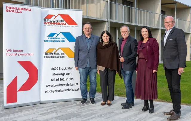 Heimo Prattes vom Bauausschuss der Gemeinde Gralla überzeugte sich bei der Hausübergabe gemeinsam mit Renate Hierzer von Pichler Bau Gralla sowie den Gemeindevorständen Edmund Willinger, Bgm. Tanja Fauland-Gratz und Vzbgm. Horst Brunner von der tollen Umsetzung. | Foto: Photoworkers - Peter Riedler